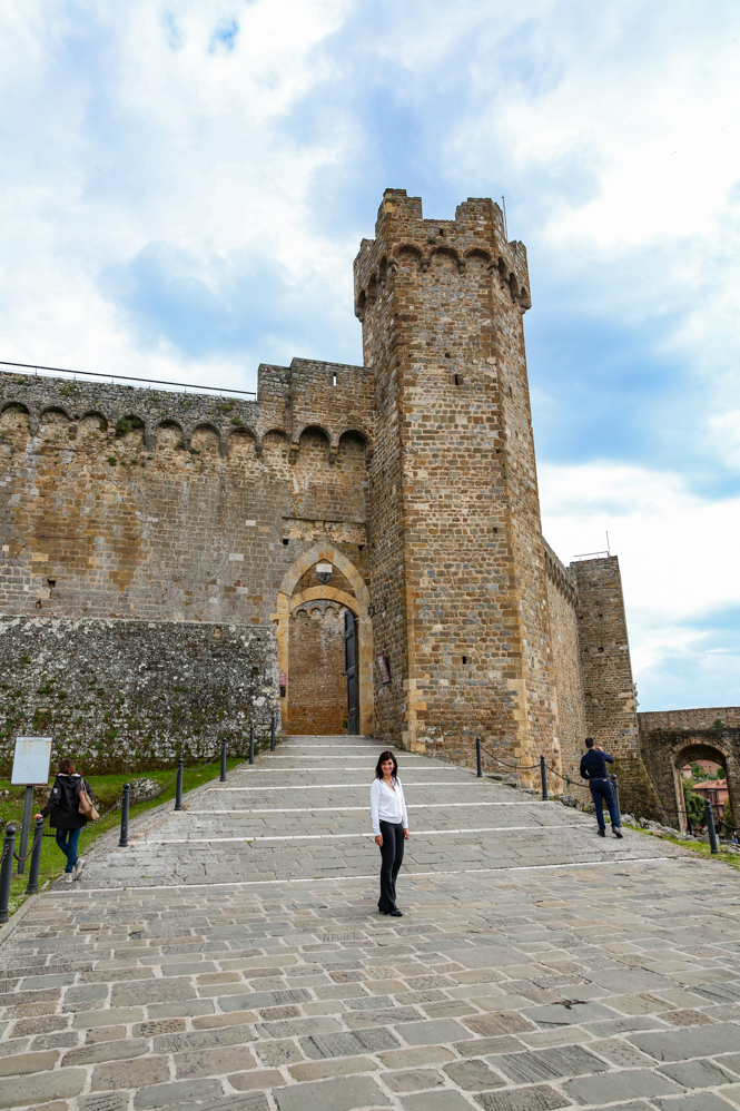As grandes muralhas de Montalcino na Toscana As grandes muralhas de Montalcino na Toscana