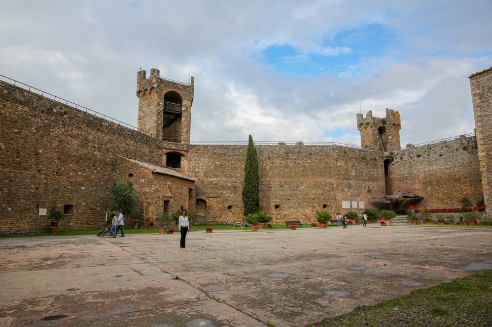 Por dentro das Muralhas de Montalcino na Toscana Por dentro das Muralhas de Montalcino na Toscana