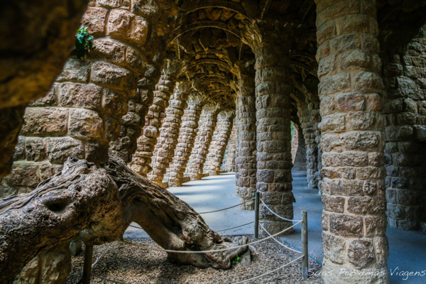 Estrutura de Pedras no Parc Güell em O que fazer em Barcelona