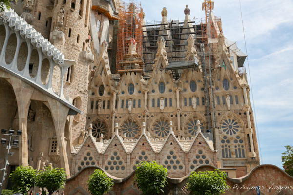 Lateral da Sagrada Família em O que fazer em Barcelona