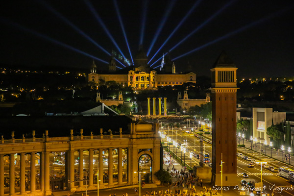 Vista do Parc de Montjuic à noite em Barcelona