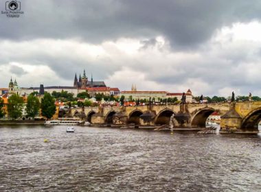 Rio Moldava cruzando Praga República Tcheca