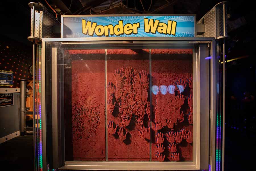 Wonder Wall no Wonderworks - Casa de ponta cabeça em Orlando