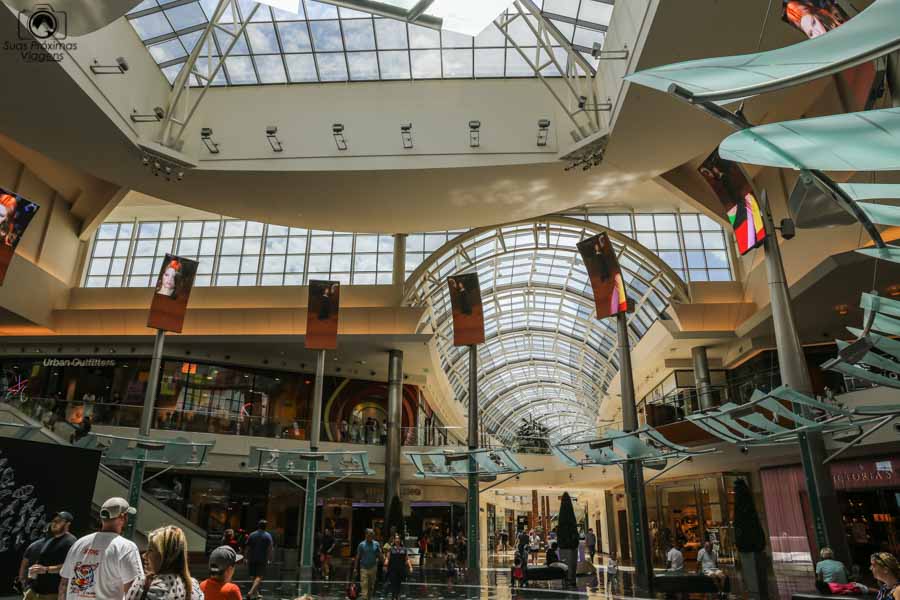 Corredor Interno do The Millenia Mall