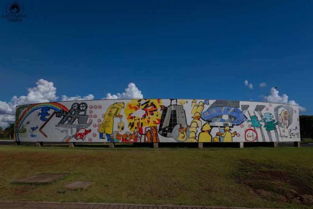 Vista de uma Obra de Arte em Homenagem à Usina de Itaipú em o que fazer em Foz do Iguaçu
