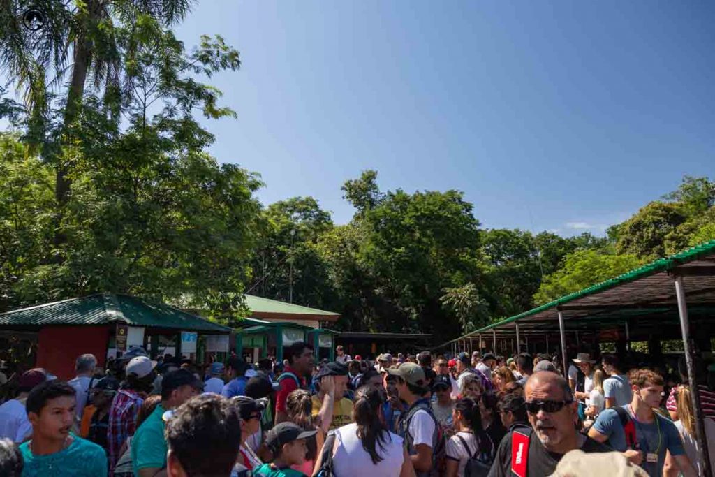 Vista da Aglomeração para pegar a senha para embarque nos trens