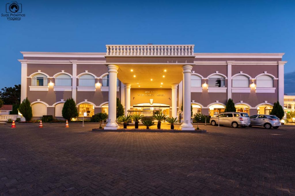 Vista do Entrada do Wish Resort ao anoitecer