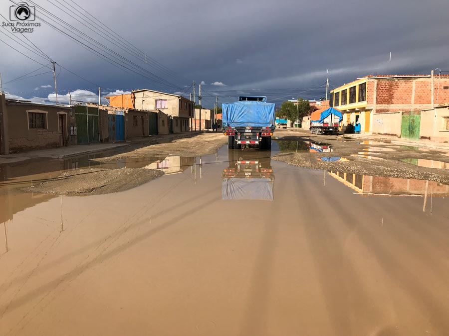 Imagem de uma rua típica de Uyuni com enchentes devido às chuvas