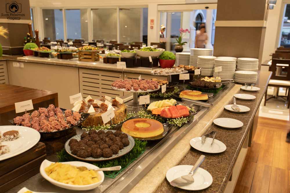 foto da bancada de sobremesas no almoço do wish foz do iguaçu