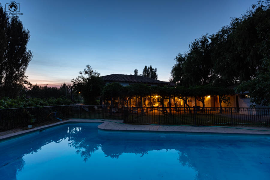 imagem do por do sol na piscina do hotel parronales em valle de colchagua