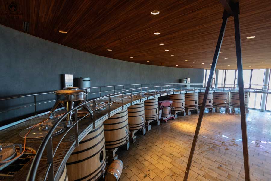 imagem dos barris de coleta do vinho na clos apalta um dos melhores vinhos chilenos
