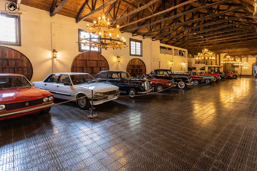 Imagem da coleção de carros antigos da Casa Silva no Vale de Colchagua
