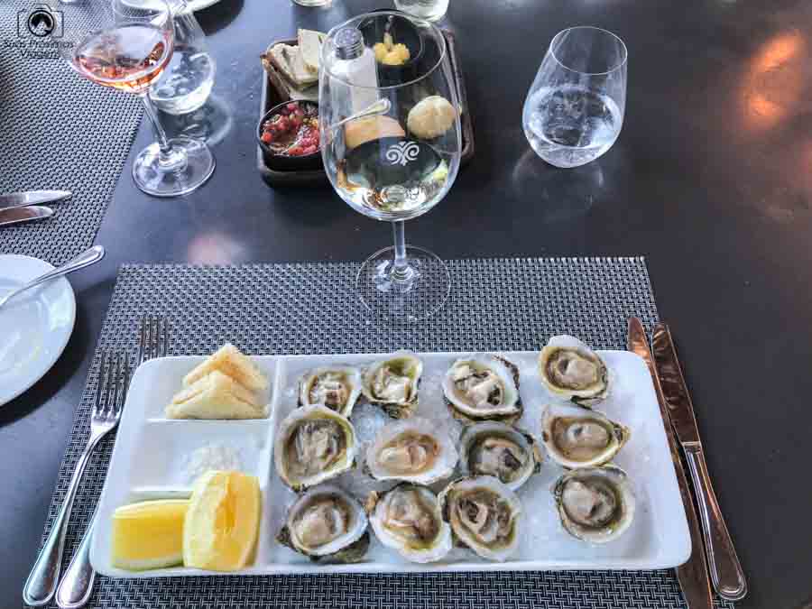 Imagem da entrada de ostras no restaurante Rayuela na vinícola Viu Manent