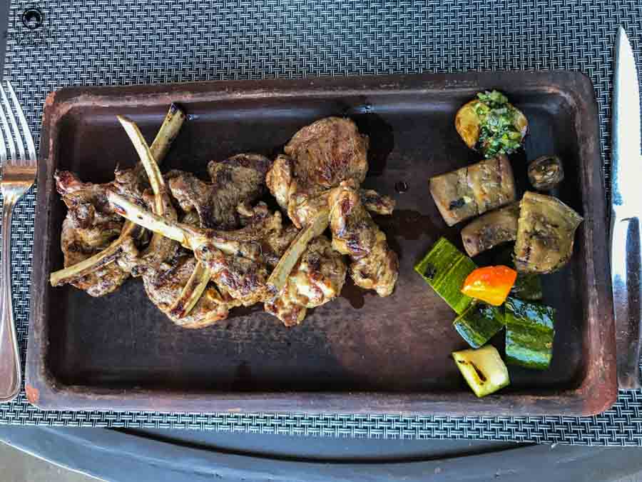 Imagem do prato de carrée no restaurante Rayuela na vinícola Viu Manent