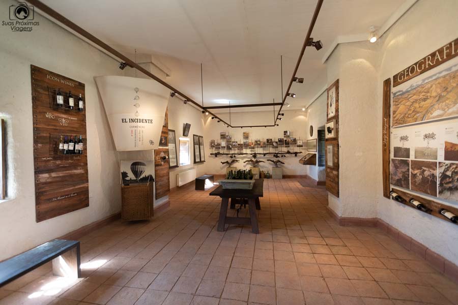 Imagem da exposição da história da viña Viu Manent em Valle de Colchagua