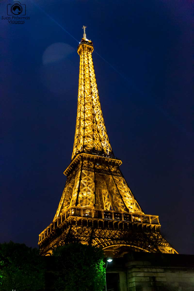 imagem da Torre Eiffel à noite o que fazer em Paris