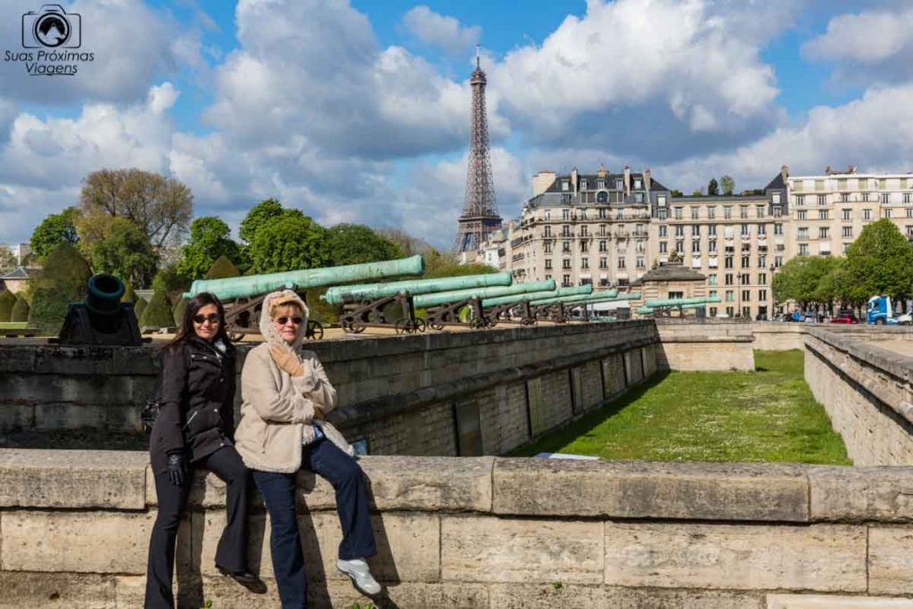 imagem dos canhões do musée de l'a Armée