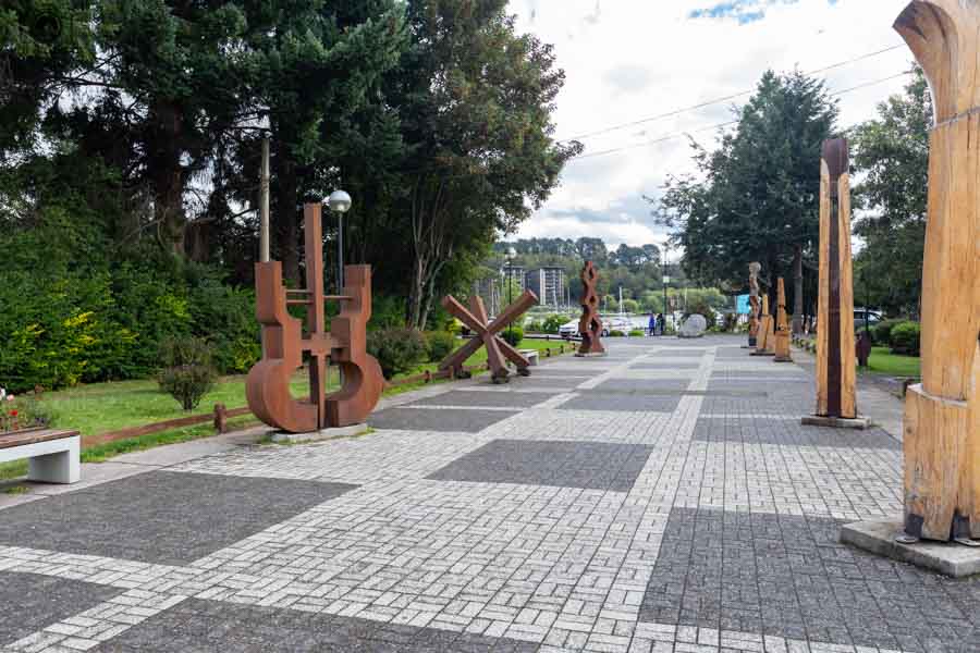 Imagem das esculturas estilo mapuche em Pucón