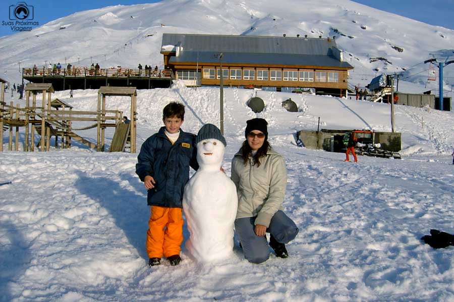 Imagem das crianças brincando na neve do Vulcão Villarica em Pucón Chile
