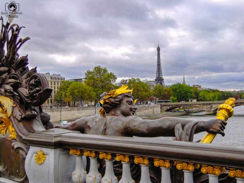 imagem da escultura na Pont Alexander III em o que fazer em Paris
