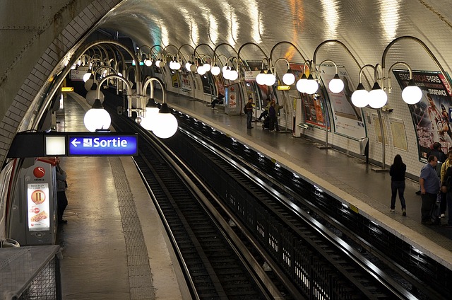 Imagem da estação de metrô em o que fazer em Paris. Foto Pixabay