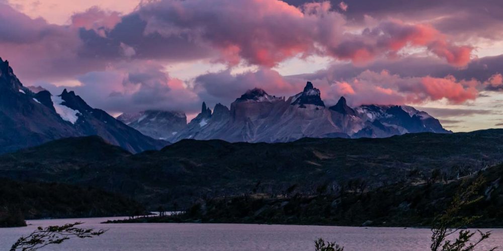 Imagem dos maciços de torres del paine ao amanhecer