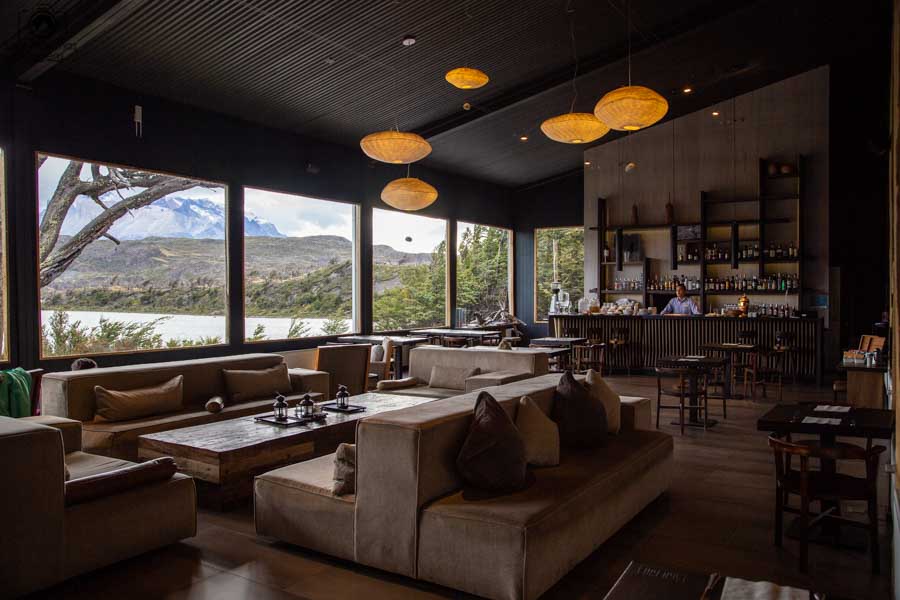 imagem do bar do hotel lago grey