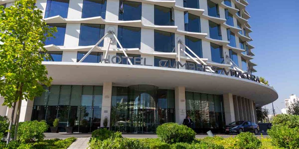 Imagem da entrada do hotel cumbres vitacura