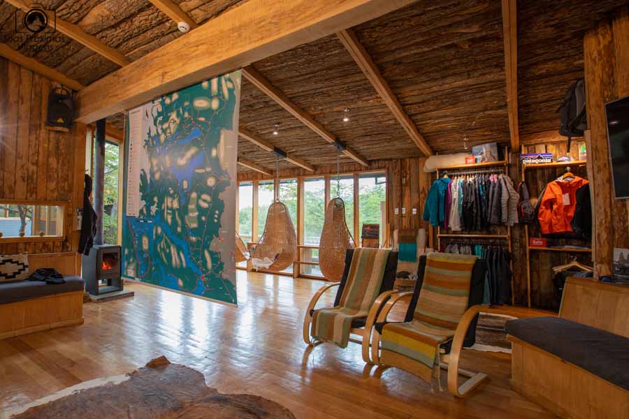 imagem da sala do Briefing dos passeios no Patagonia Camp