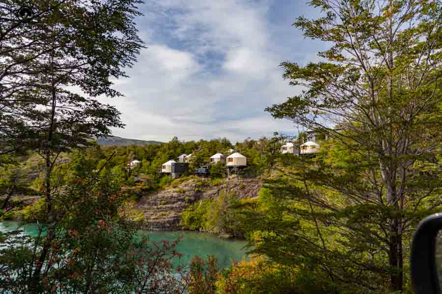 Glamping: imagem do Patagonia Camp desde o acesso ao mesmo