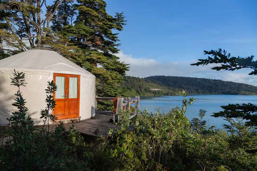 Glamping: Imagem do Yurt do Patagonia Camp com o lago Toro ao fundo