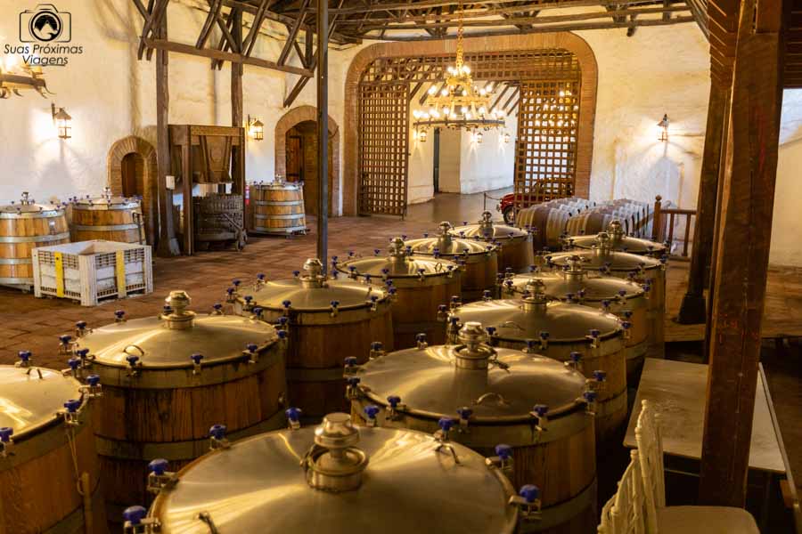 imagem dos barris de armazenamento dos vinhos Casa Silva