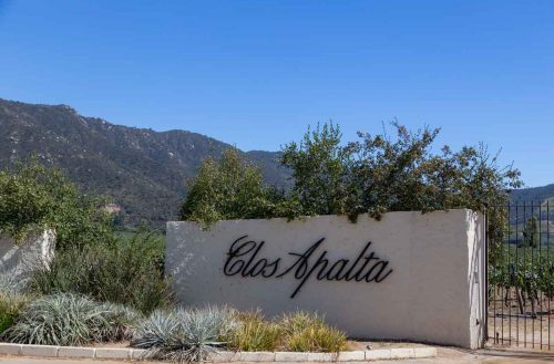 Imagem da entrada da vinicola Clos Apalta