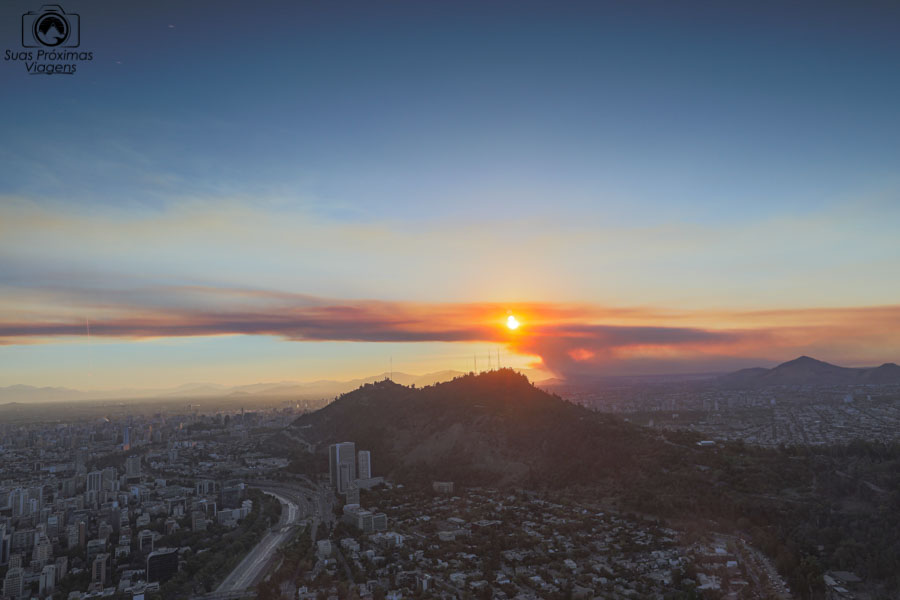 Vista ao anoitecer desde o Sky Costanera em Santiago do Chile