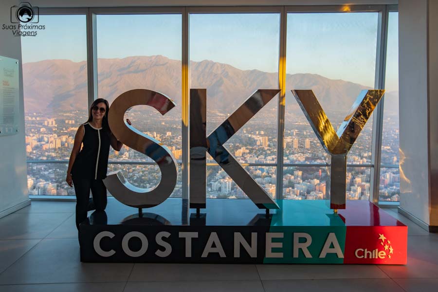 Imagem da escultura da entrada do Sky Costanera
