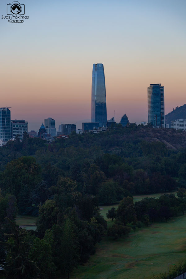Vista do Sky Costanera ao amanhecer em Santiago