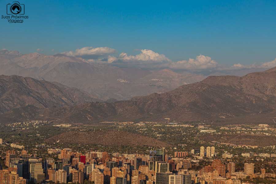 Imagem da Cordilheira dos Andes vista do Sky Costanera em Santiago do Chile
