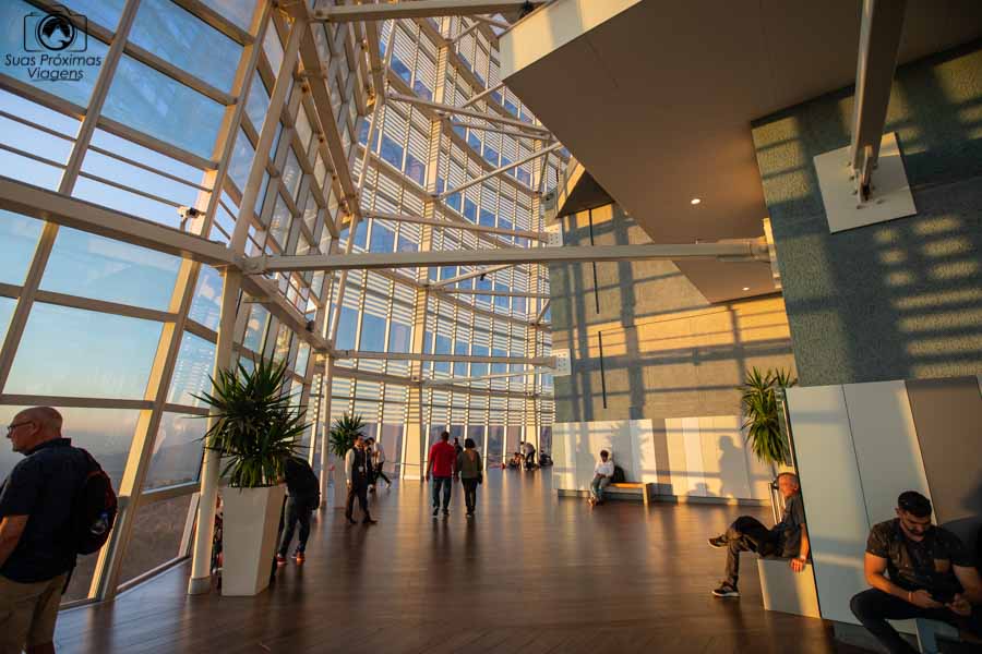 Vista do andar superior do Sky Costanera em Santiago do Chile