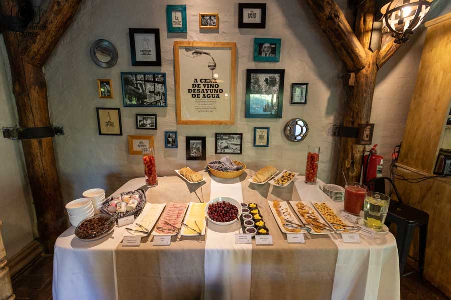 imagem do buffet do café da manhã no hotel casa de campo