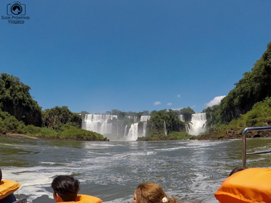 imagem do barco macuco safari se aproximando das cataratas do iguaçu